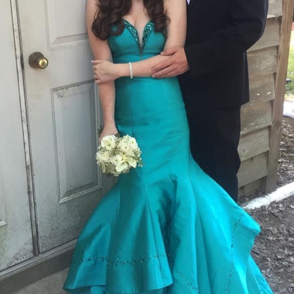 Beautiful MacDuggal Prom dress